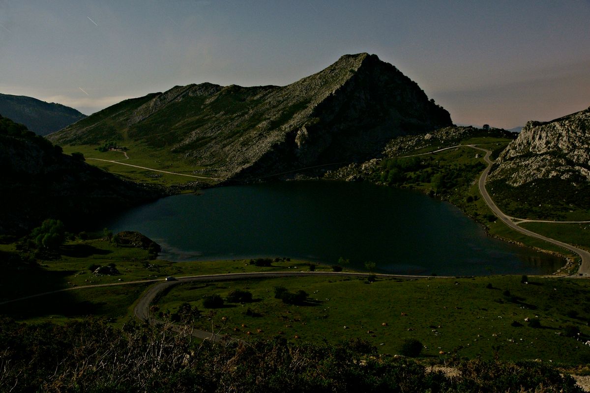 Fotografía, realizada en el Parque Nacional de los Picos de Europa (Asturias) iluminada por la Luna llena