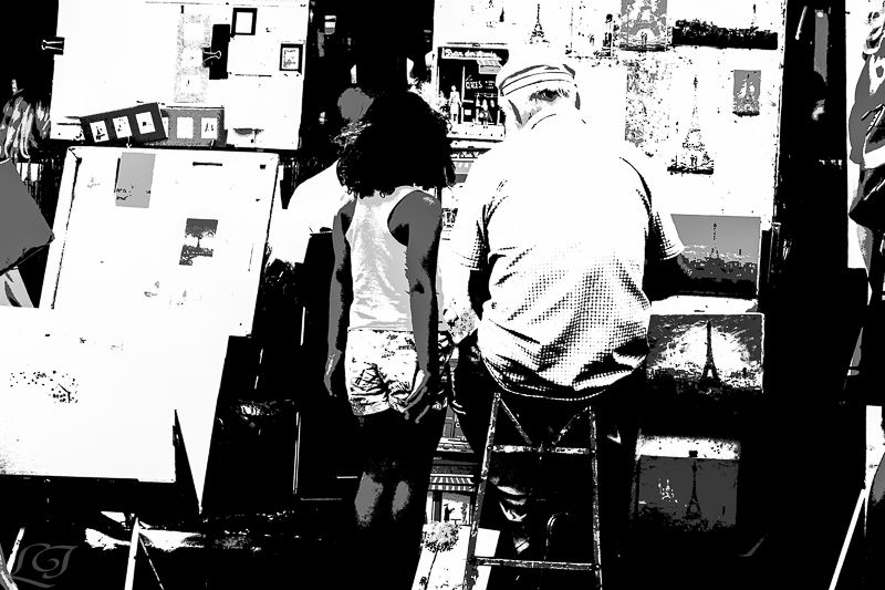 A Montmartre, la place du tertre est le lieu des peintres de rue. Cette petite fille était subjuguée par les dessins de ce vieux monsieur! j'ai utilisé le mode noir contrasté de mon sony rx100 comme clin d'œil à l'activité du lieu! 