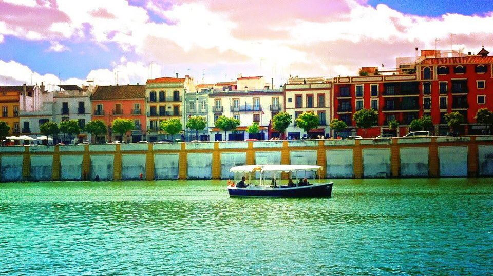 Panorámica de la calle Betis en el famoso barrio de Triana desde el otro lado del río Guadalquivir