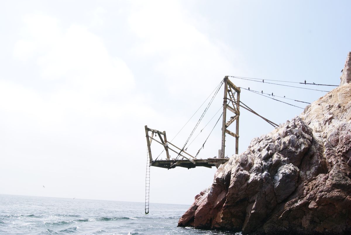 Bridge to nowhere - foto van een verlaten brug aan de Balistas-eilanden - Peru