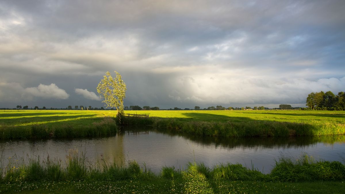 Een opkomende onweersbui boven het Hollandse rivierengebied