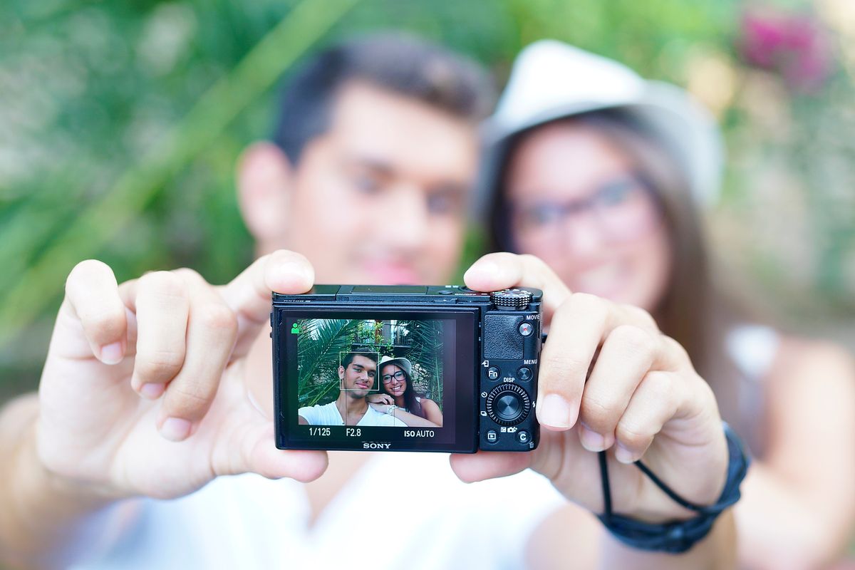 Una pareja de amigos se autoretrata, en uno de sus reencuentros. Las imagenes son lo que nos queda de los buenos momentos.