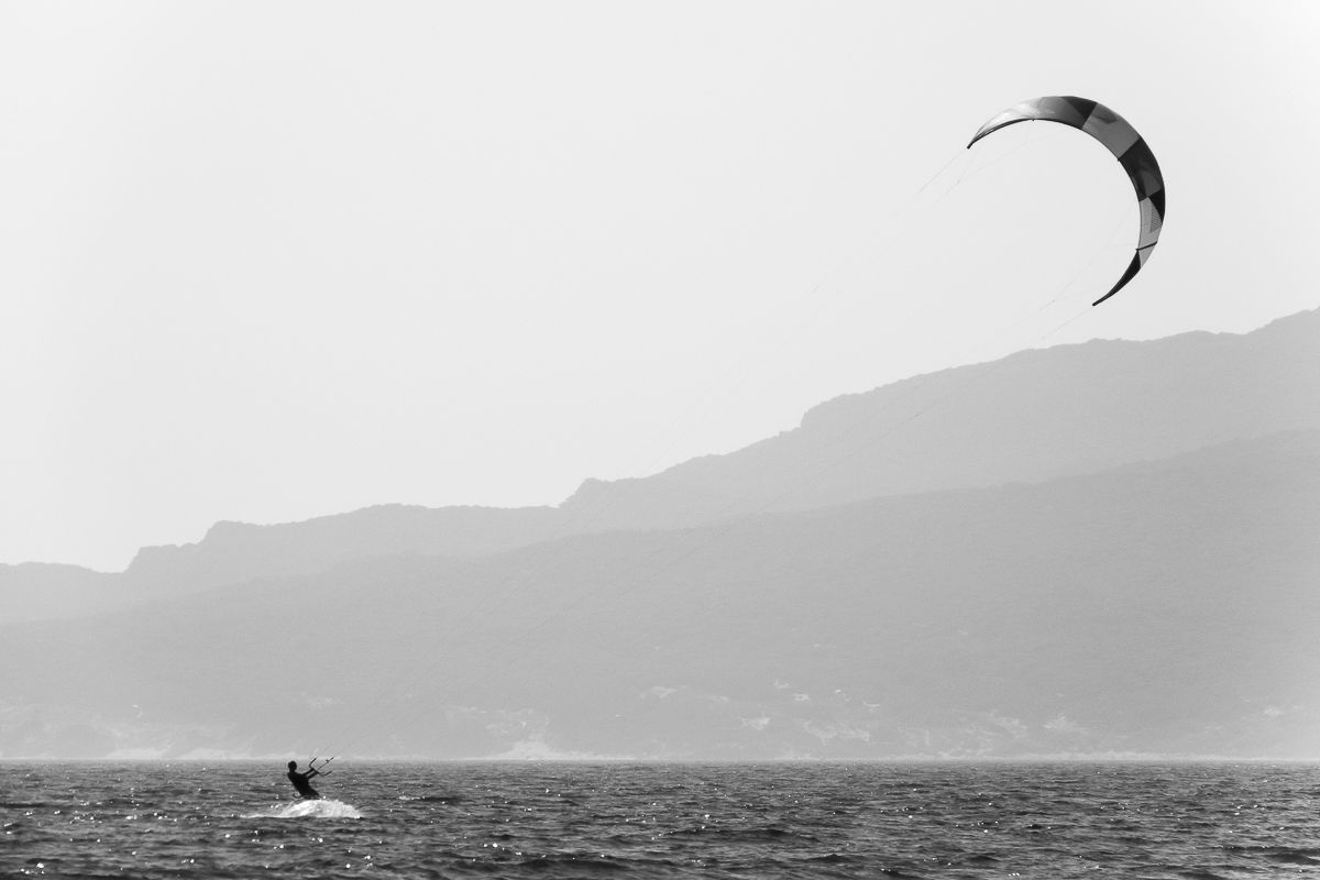 Deportista haciendo Kite Surf en la costa de Tarifa