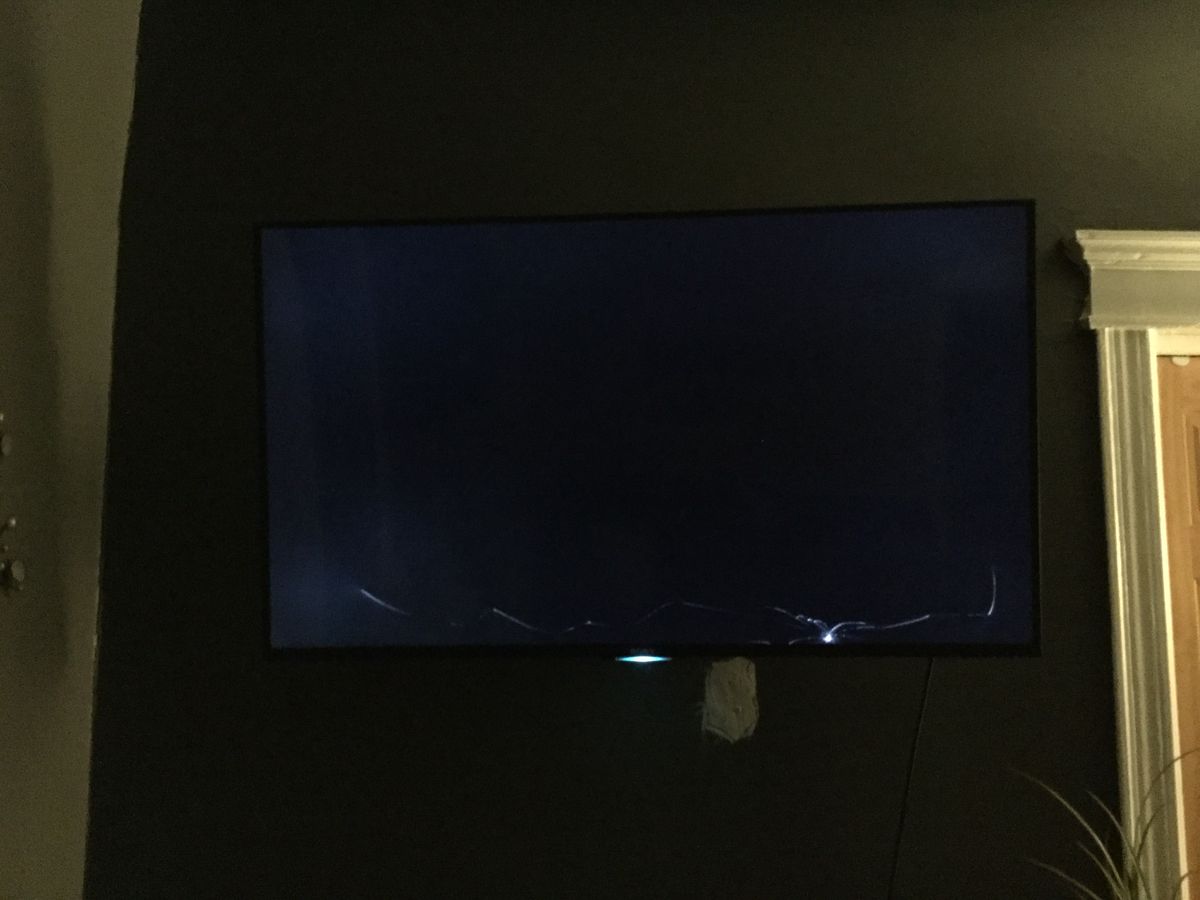 Hola buenas noches, el día de hoy colgué mi tv hacia la pared y cuándo la enciendo me llevo este tremendo sorpreson! La verdad que fui bastante cuidadoso al manipular la tv  lo que puedo pensar es cuando ya estaba montando la tv al soporte en la parte de abajo del tv hice presión y pudo dañar algun componente del tv. La tv es relativamente nueva la compre en abril del 2016 llame a Sony pero me indican que repararla saldría casi el mismo costo que comprarme una nueva y la garantía que tenía se expiró.