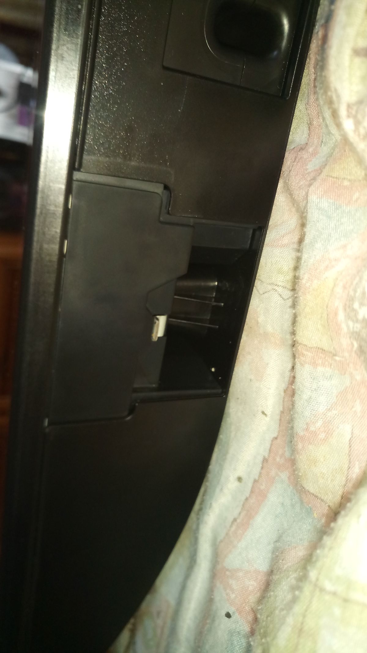 La pestaña donde debería ir el hueco para el soporte