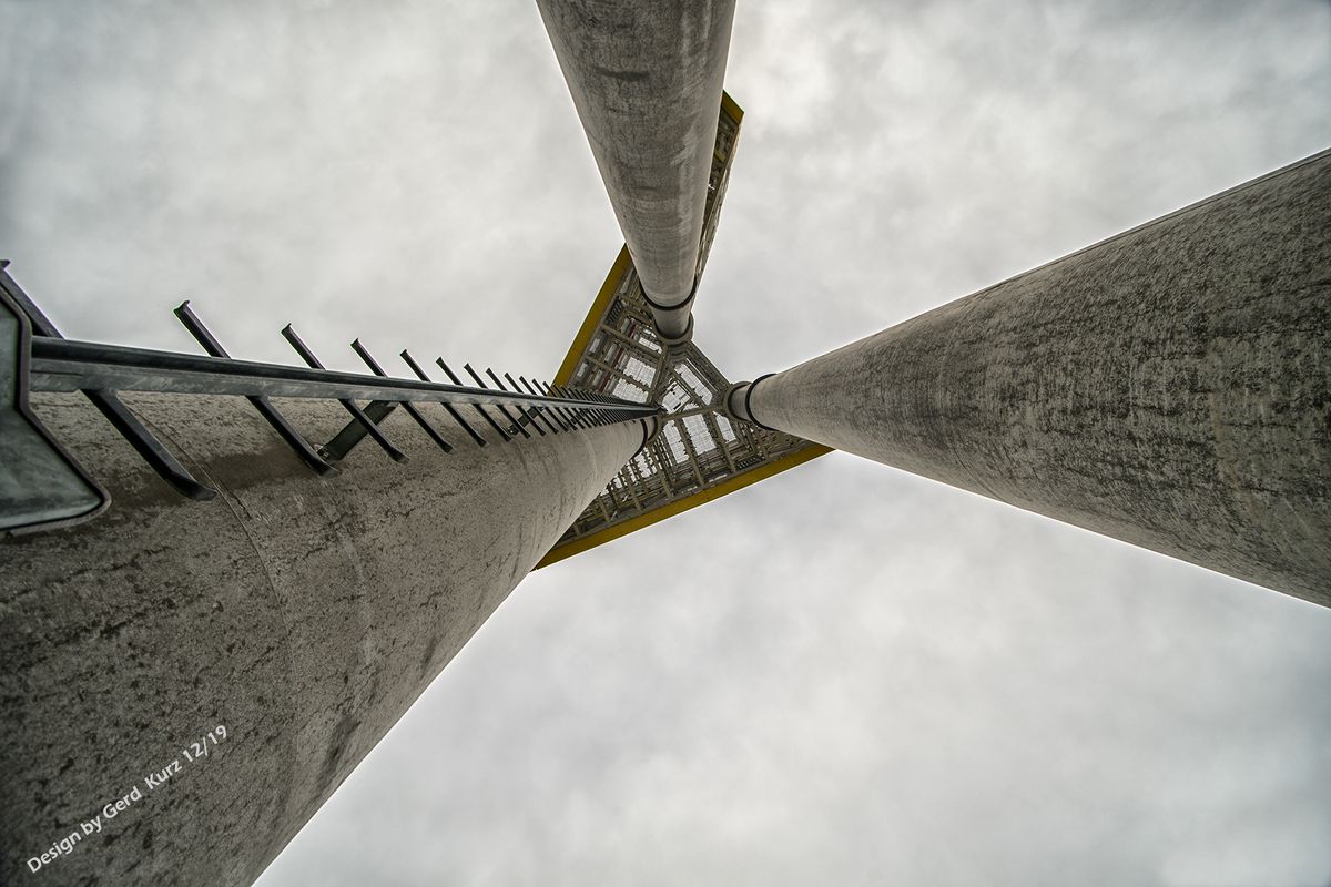 ..Werbetafelträger eines Möbelhauses.