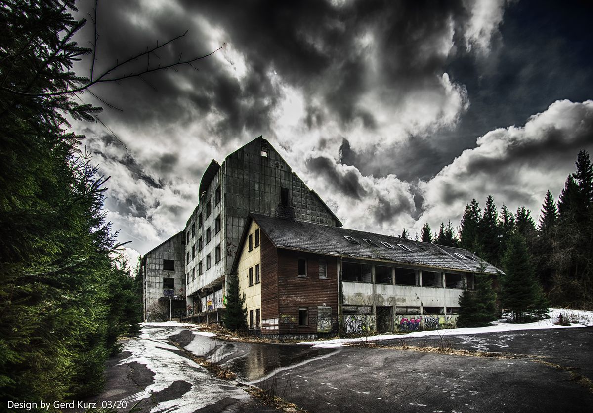 ..das Gästehaus und der Großküchenanbau  mit Holzvertäfelung.