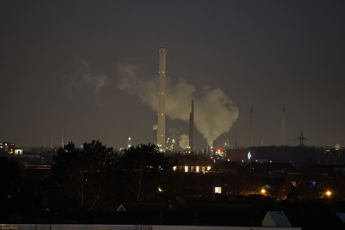 . Vanaf de zelfde locatie zicht op Shell Pernis.