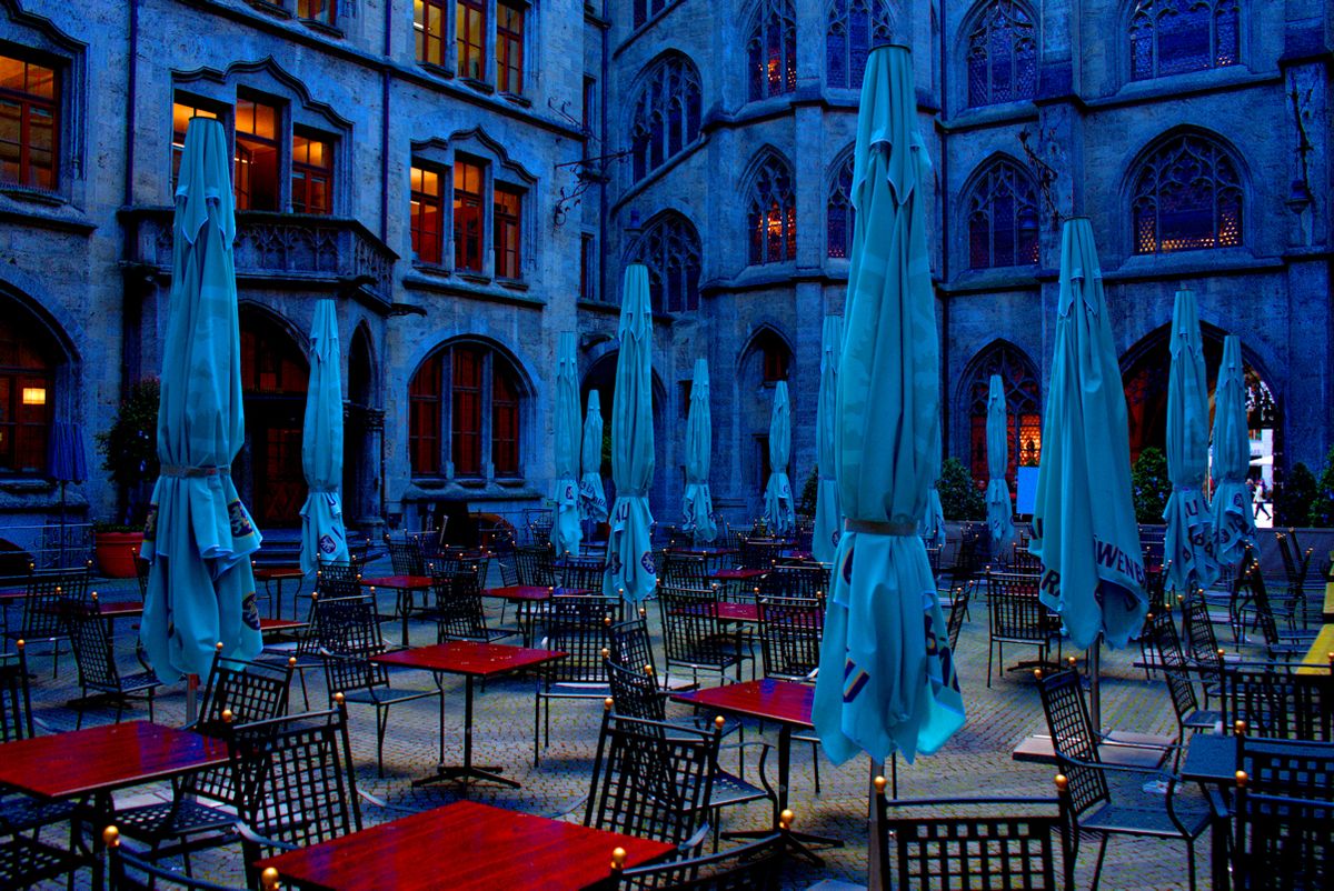 Das Foto wurde in München im Innnenhof des Neuen Rathauses aufgenommen, und zwar am frühen Abend. Das Foto trägt den Namen Zwielicht und passt so gut zu Halloween.