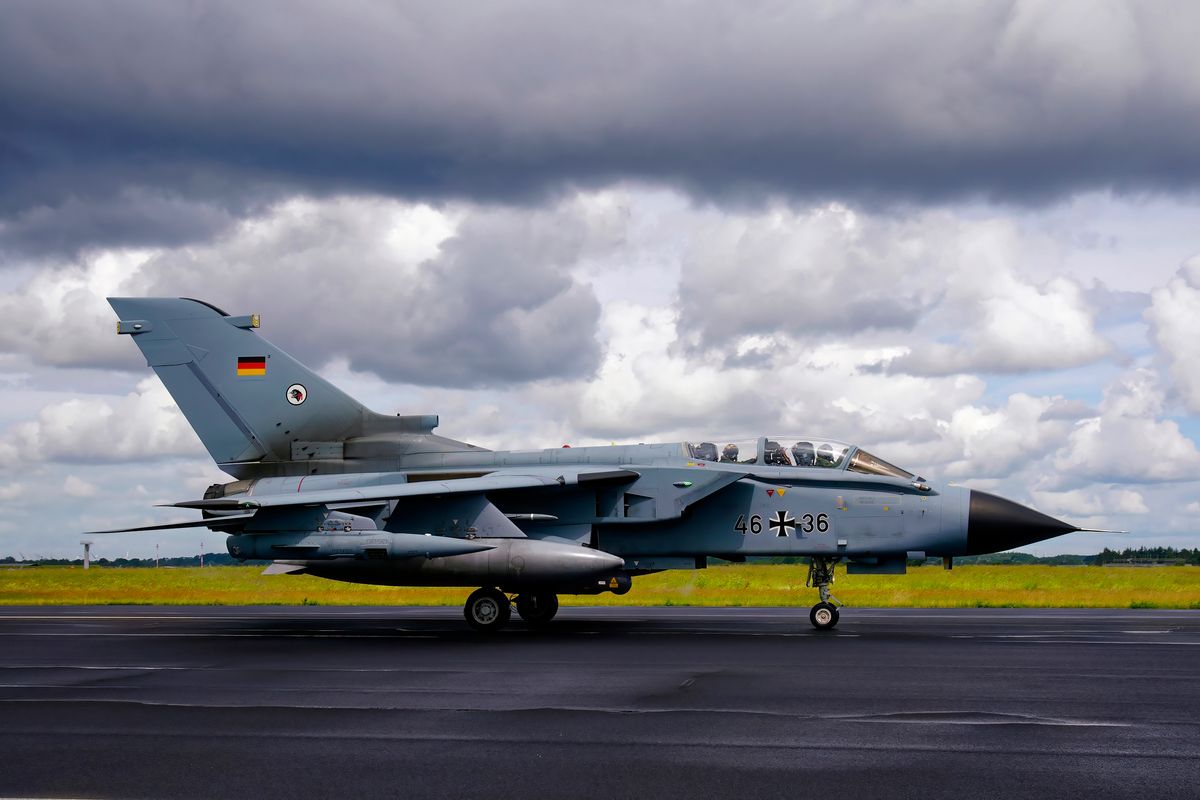 Nach einen Regenguss, Taxiing die 46+36 Tornado ECR von TLG-51 zur Startposition. Location : Nato Tiger Meet 2024 auf dem Fliegerhorst Schleswig-Jagel (ETNS)