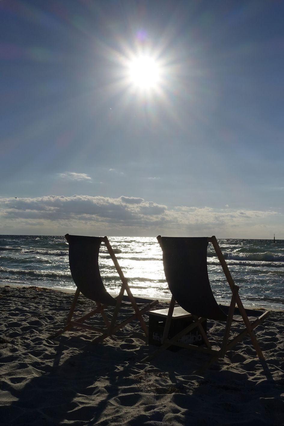 Zwei einladende Liegestühle am Ostsee- Strand.