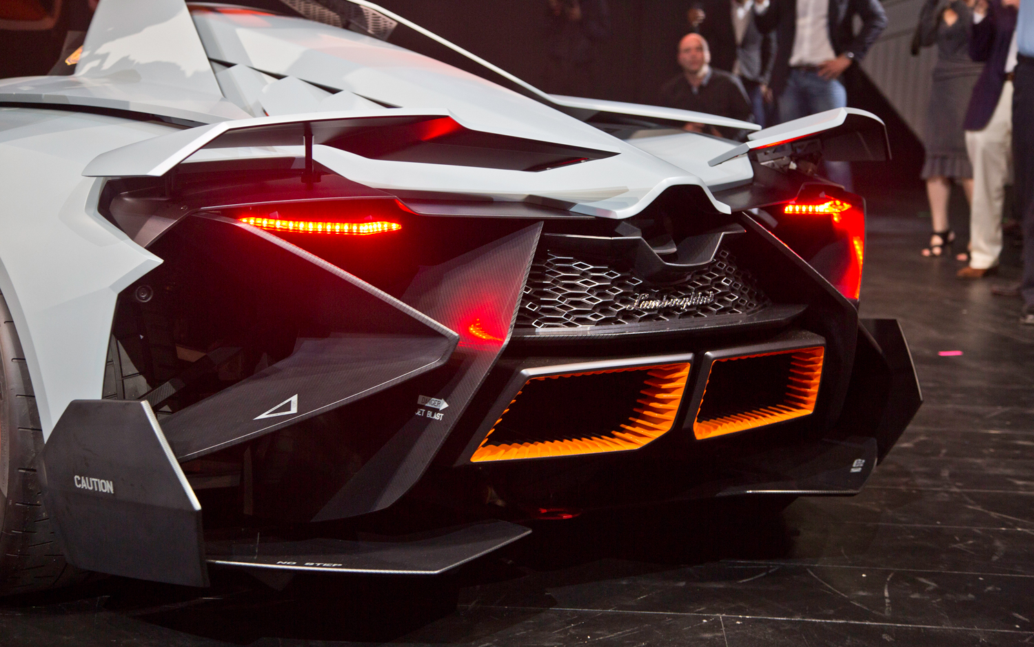 Lamborghini-Egoista-Concept-rear-exhaust.jpg