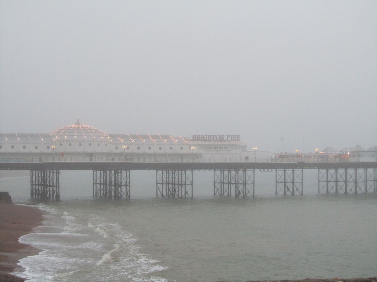 Brighton Pier, muelle de la ciudad de Brighton, al sur de Inglaterra, cubierto por la niebla.