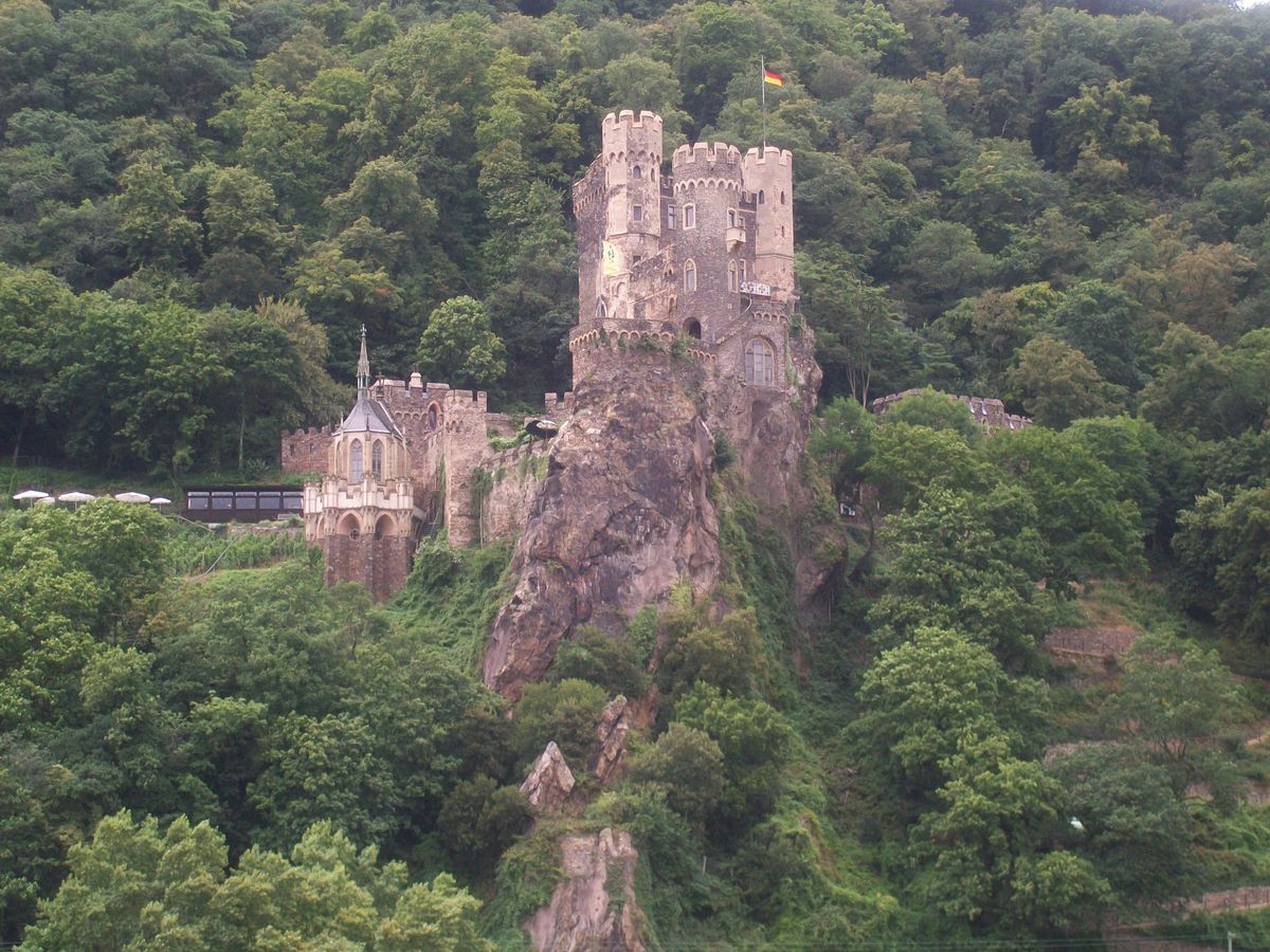 Esta foto está tomada navegando por el río Rhein en Alemania. Desde ahí se pueden contemplar los numerosos castillos que se localizan en sus riberas. Un auténtico espectáculo que no te puedes perder si quieres adentrarte un poco más en el pasado! :)